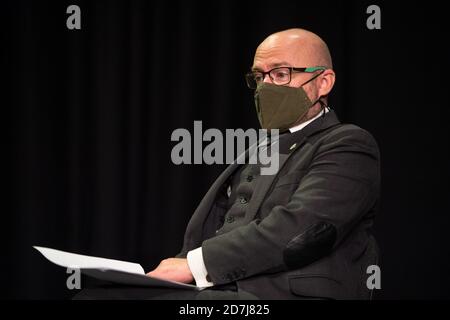 Edimburgo, Scozia, Regno Unito. 23 Ott 2020. Nella foto: Patrick Harvie MSP, co-leader del Partito Verde Scozzese, svela le proposte del partito per un nuovo accordo per i lavoratori scozzesi, in vista della conferenza del Partito Verde Scozzese che si terrà questo fine settimana. Credit: Colin Fisher/Alamy Live News Foto Stock