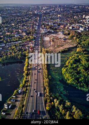 Vista sopra i veicoli sul ponte sul fiume Kotorosl che conduce verso Yaroslavl, Russia Foto Stock