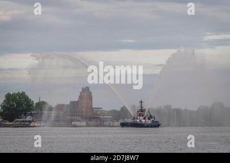 Germania, Amburgo, vaporetto che spruzzano acqua sul fiume Elba, Seemannshoft edificio in background Foto Stock