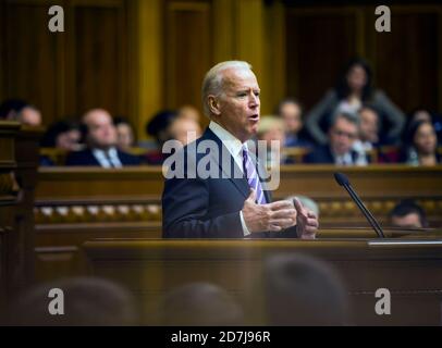 KIEV, UCRAINA - 08 dicembre 2015: Vice presidente degli Stati Uniti Joseph Biden durante il suo discorso nella Verkhovna Rada di Ucraina, Kiev Foto Stock