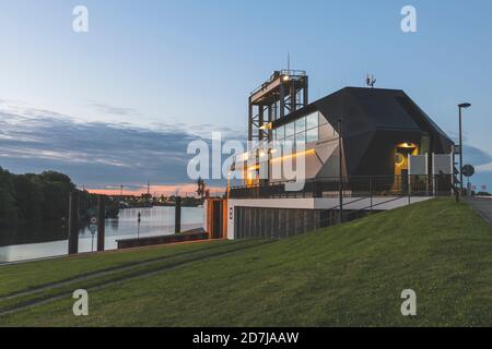 Germania, Amburgo, Ernst-August-Schleuse al crepuscolo Foto Stock