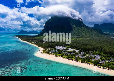 Mauritius, vista in elicottero sulla spiaggia e località turistica sulla penisola di le Morne Brabant in estate Foto Stock