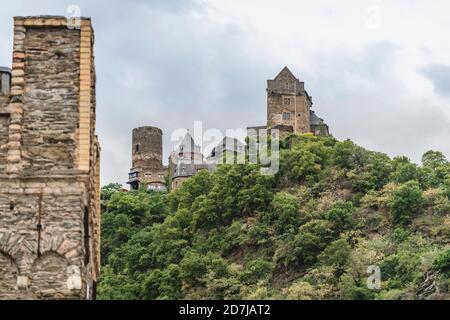 Germania, Renania Settentrionale-Vestfalia, Oberwesel, castello di Schonburg in cima alla collina nella gola del Reno Foto Stock