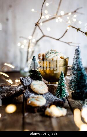 Decorazioni natalizie e biscotti al limone appena sfornati Foto Stock