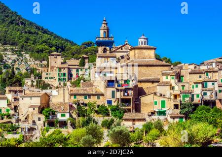Edifici contro il cielo azzurro durante la giornata di sole a Valldemossa, Maiorca, Spagna, Europa Foto Stock