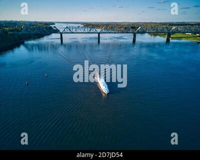 Nave sul fiume Volga vicino ponte ferroviario contro il cielo durante giorno di sole Foto Stock