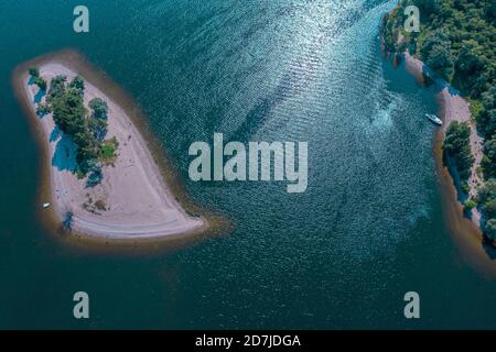 Veduta aerea dell'isolotto sabbioso del lago De Bijland Foto Stock