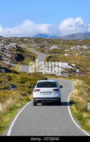 Regno Unito, Scozia, Auto che guida lungo Golden Road sulla costa sud-orientale dell'Isola di Harris Foto Stock