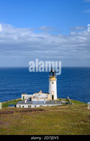 Regno Unito, Scozia, Faro di Tiumpan Head con una linea chiara di orizzonte sul mare sullo sfondo Foto Stock