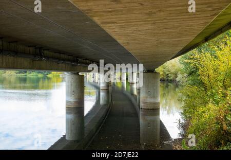 Sotto un ponte a Plön, Bundesstrasse 76. Due laghi sono attraversati. Foto Stock