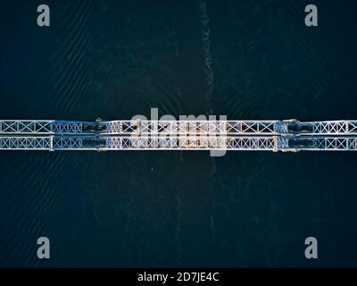 Direttamente sopra la vista aerea del ponte ferroviario metallico su Volga Fiume Foto Stock