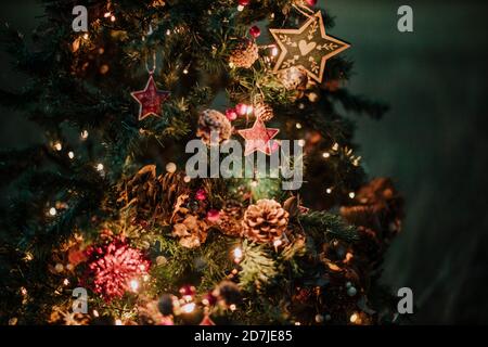 Primo piano dell'albero di Natale illuminato di notte Foto Stock