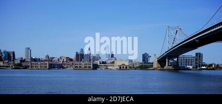 USA, Pennsylvania, Philadelphia, Panorama del fiume Delaware e il ponte ben Franklin Bridge con il centro città sullo sfondo Foto Stock