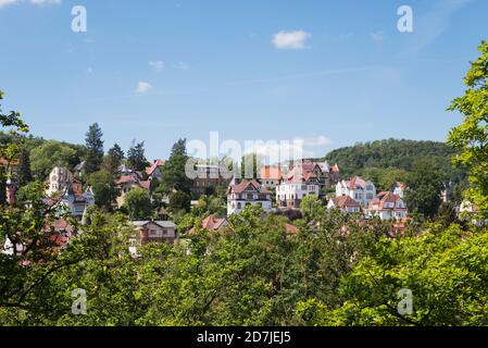 Germania, Turingia, Eisenach, Ville storiche circondate da verdi colline boscose in primavera Foto Stock