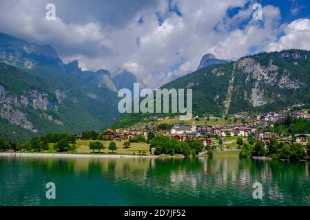 Italia, Trentino, Molveno, comune sulle sponde del Lago Molveno in estate con Dolomiti di Brenta sullo sfondo Foto Stock