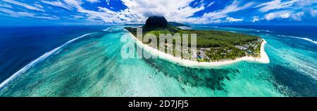 Mauritius, panorama in elicottero dell'Oceano Indiano e la penisola di le Morne Brabant in estate Foto Stock