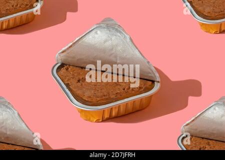 Alimenti per animali domestici in contenitori aperti disposti su sfondo colorato Foto Stock