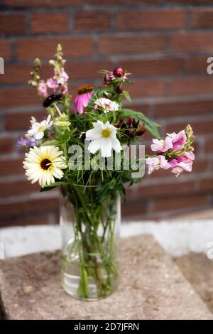 Vaso con vari fiori estivi Foto Stock