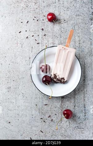 Direttamente sopra un colpo di gelato alla ciliegia con spruzzini di cioccolato nella piastra sul tavolo Foto Stock