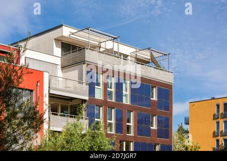 Germania, Baden-Wurttemberg, Tubingen, moderni edifici ad alta efficienza energetica nel sobborgo di Muhlenviertel Foto Stock