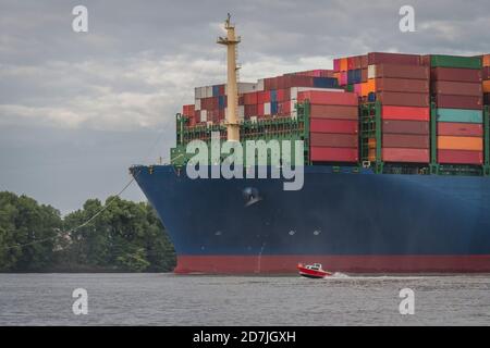 Germania, Amburgo, nave portacontainer sul fiume Elba Foto Stock