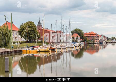 Germania, Schleswig-Holstein, Gluckstadt, Barche a vela ormeggiate nel porto della città lungo il fiume Foto Stock