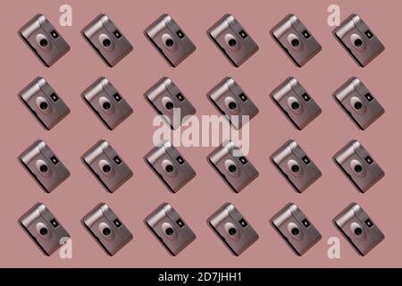 Primo piano di fotocamere retrò disposte su sfondo rosa Foto Stock