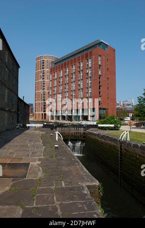 Doubletree Hotel nello sviluppo del Granary Wharf a Leeds, West Yorkshire, Inghilterra. Foto Stock