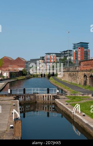 Bloccare le porte sul canale di Leeds e Liverpool, Leeds, West Yorkshire, Inghilterra. Foto Stock