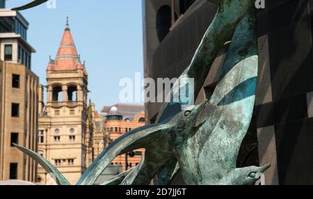 'Volo' di Lorne McKean, una scultura in bronzo di uccelli in City Square, Leeds, West Yorkshire, Inghilterra. Foto Stock