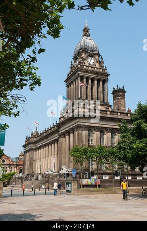 Torre dell'orologio barocca sul Municipio di Leeds, nel centro della città di Leeds, West Yorkshire, Inghilterra. Foto Stock