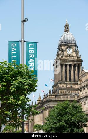 Torre dell'orologio barocca sul Municipio di Leeds, nel centro della città di Leeds, West Yorkshire, Inghilterra. Foto Stock