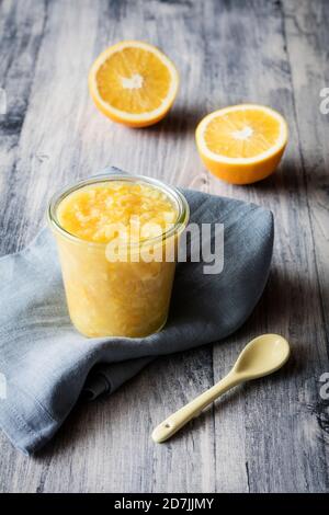 Vasetto di marmellata d'arancia tenuto su tovagliolo Foto Stock