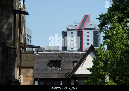 Alto e moderno edificio dietro la Chiesa evangelista di St John, Leeds, West Yorkshire, Inghilterra. Foto Stock