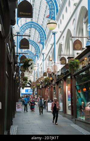 Negozi nella galleria di Thornton, nel centro di Leeds, nel West Yorkshire, Inghilterra. Arcade, centro di Leeds, West Yorkshire, Inghilterra. Foto Stock