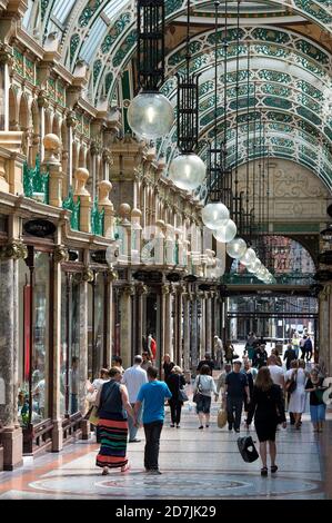 Negozi nella County Arcade, nel centro di Leeds, nello Yorkshire occidentale, Inghilterra. Foto Stock