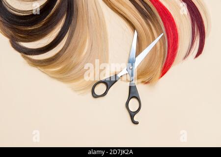 Accessori per capelli forbici e ciocca di capelli. Servizio parrucchiere Foto Stock