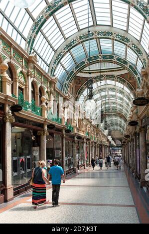 Negozi nella County Arcade, nel centro di Leeds, nello Yorkshire occidentale, Inghilterra. Foto Stock