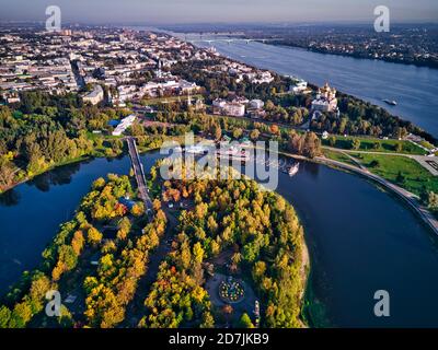 Vista aerea del parco a Strelka con la Cattedrale dell'Assunzione dal fiume Volga in città, Yaroslavl, Russia Foto Stock