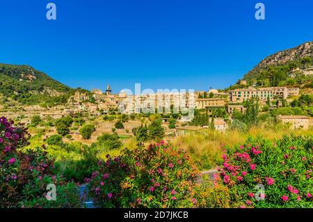 Edifici e terreni contro il cielo azzurro durante la giornata di sole a Valldemossa, Maiorca, Spagna, Europa Foto Stock