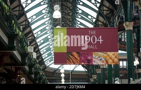 Banner appeso al Leeds Kirkgate Market, Leeds, West Yorkshire, Inghilterra. Foto Stock