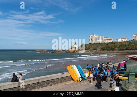 Biarritz, P-A / Francia - 21 ottobre 2020: Giovani studenti di surf si preparano per lezioni di surf sulla spiaggia di Biarritz Foto Stock