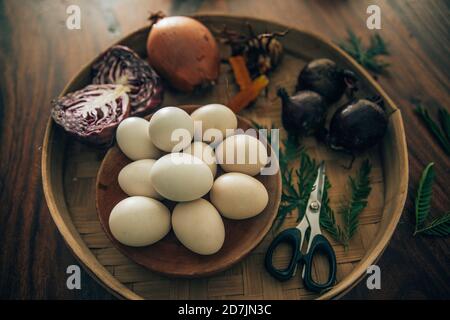 Preparazione di uova di Pasqua di colore organico Foto Stock