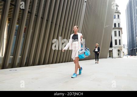 Donne professionisti che camminano sul sentiero nel quartiere finanziario Foto Stock