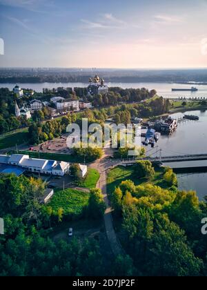 Vista aerea del parco a Strelka con la Cattedrale dell'Assunzione da Volga e Kotorosl fiume attraversamento, Yaroslavl, Russia Foto Stock