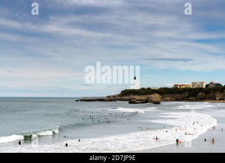 Biarritz, P-A / Francia - 21 ottobre 2020: Molti surfisti si godono le onde sulla Grand Plage a Biarritz Foto Stock