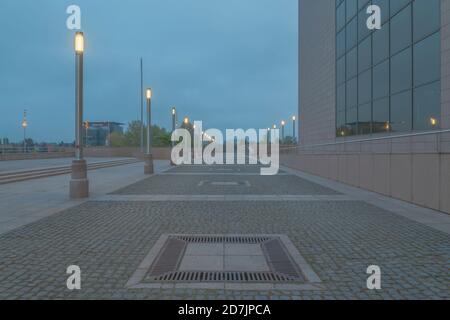 Cortile di fronte alla Biblioteca Nazionale e Università contro il cielo al crepuscolo, Zagabria Foto Stock