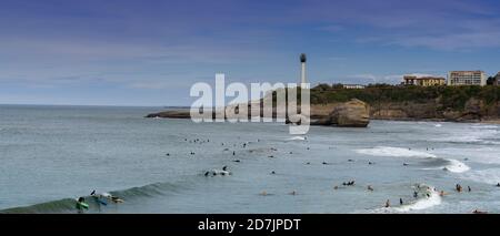 Biarritz, P-A / Francia - 21 ottobre 2020: Molti surfisti si godono le onde sulla Grand Plage a Biarritz Foto Stock