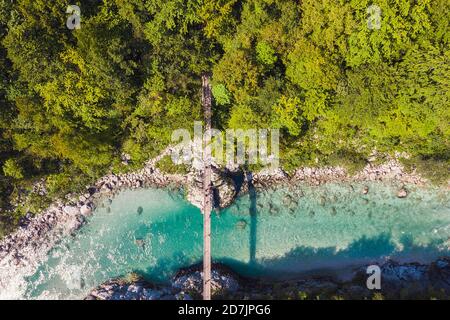 Vista aerea del ponte sospeso sul fiume Soca a Kobarid, Slovenia Foto Stock