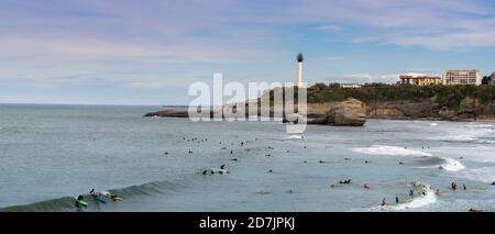 Biarritz, P-A / Francia - 21 ottobre 2020: Molti surfisti si godono le onde sulla Grand Plage a Biarritz Foto Stock